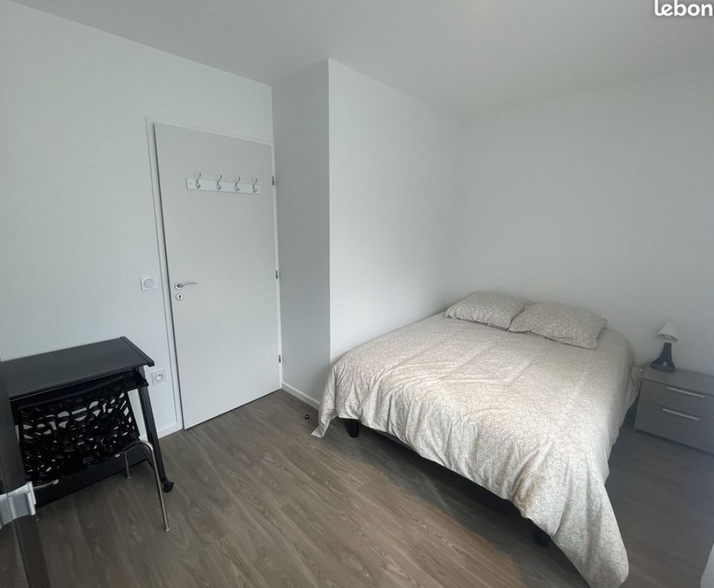 Salle de bain Chambre en colocation 595€ Charges comprises 6 Pièces · 105 m²  · Créteil 94000 · Quartier Montaigut à Créteil