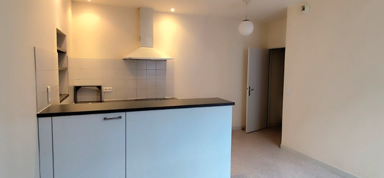 Salle de bain Appartement 2 Pièces · 40 m², 515 € · Limoges 87000 · Quartier Centre-Hôtel de Ville Emailleurs à Limoges
