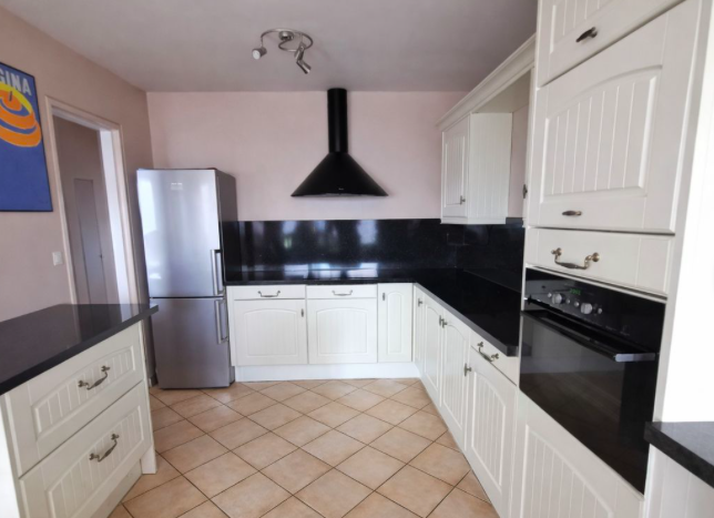 Salle de bain Colocation 560 €, 6 Pièces · 89 m²6 Pièces, 89 m² · Pontoise 95000 · Quartier Grand Centre à Pontoise