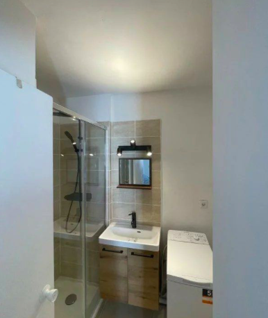 Salle de bain Studio, 540 €, 1 Pièce · 17 m² · Toulouse 31000 · Quartier Saint-Sernin à Toulouse