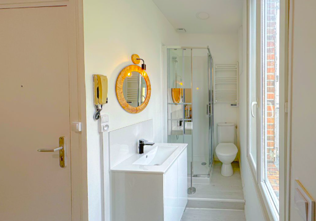 Salle de bain Studio, 340 €, 1 Pièce · 11 m² · Le Mans 72000 · Quartier Centre-ville - République - Jacobins à Le Mans