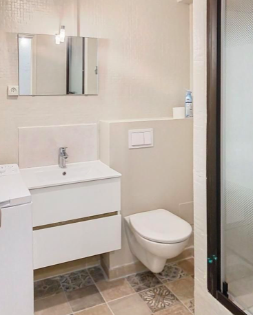 Salle de bain Appartement, 480 €, 1 Pièce · 24 m² · Avignon 84000 · Quartier Palais des Papes - Zone Piétonne à Avignon