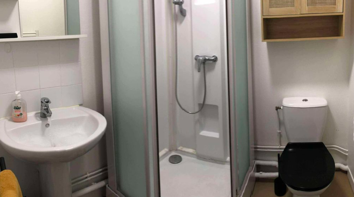 Salle de bain Studio, 430 €, 1 Pièce · 13 m² · Amiens 80000 · Quartier St.-Jacques-St.-Roch à Amiens