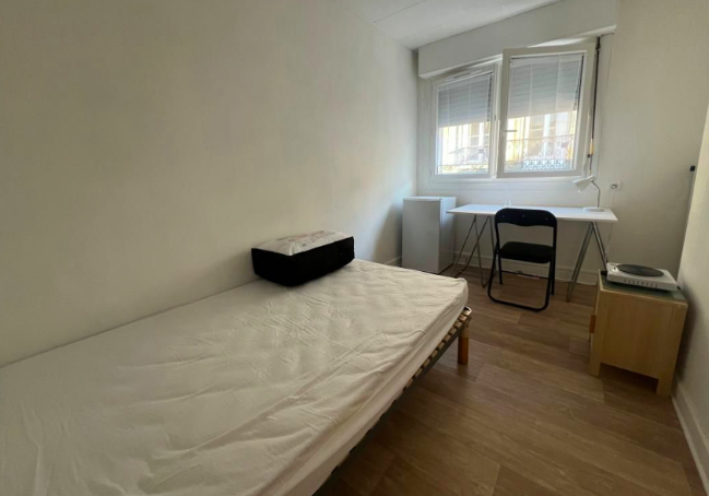 Chambre Studio, 470 € charges comprises, 1 Pièce · 10 m² · Bordeaux 33000 · Quartier Centre à Bordeaux