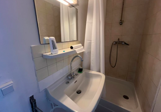 Salle de bain Studio, 470 € charges comprises, 1 Pièce · 10 m² · Bordeaux 33000 · Quartier Centre à Bordeaux
