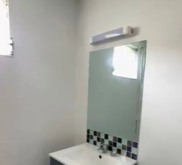 Salle de bain Studio, 550 € charges comprises, 1 Pièce · 21 m² · Saint-Claude 97120 · Quartier Saint-Claude à Saint-Claude