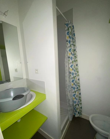 Salle de bain Studio, 455 € charges comprises, 1 Pièce · 12 m² · Aix-en-Provence 13100 à Aix-en-Provence