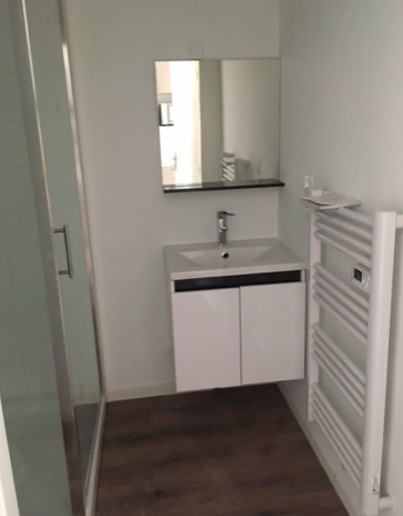 Salle de bain Studio, 470 € charges comprises, 1 Pièce · 27 m² · Périgueux 24000 · Quartier Centre-ville - La Gare - Saint-Martin à Périgueux