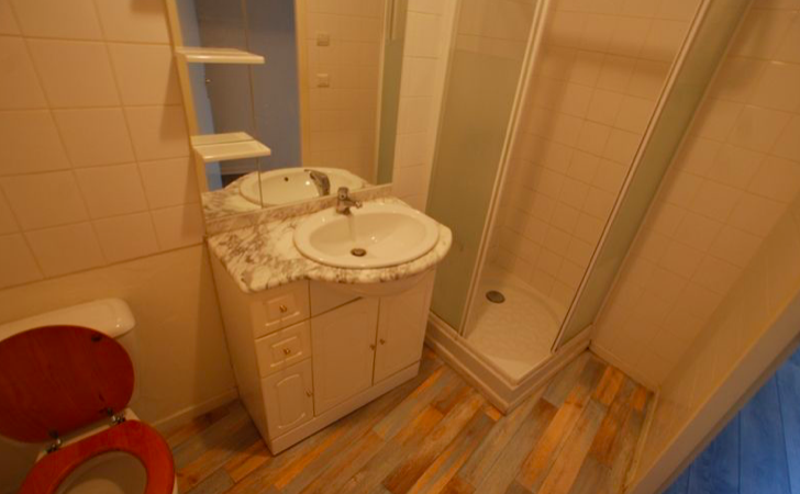 Salle de bain Studio, 369 €, 1 Pièce · 25 m² · Agen 47000 · Quartier Hôtel de ville à Agen