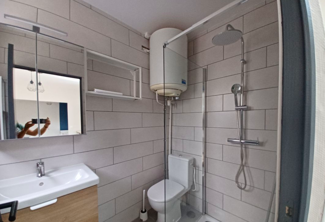 Salle de bain Studio, 375 € charges comprises, 1 Pièce · 20 m²· Agen 47000 · Quartier Cours Victor Hugo à Agen