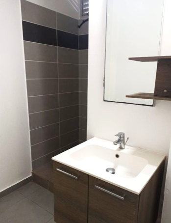 Salle de bain Appartement, 720 € charges comprises, 1 Pièce · 30 m² · Cayenne 97300 à Cayenne