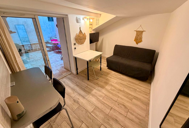 Chambre Studio, 550 € charges comprises, 1 Pièce · 12 m² · Aix-en-Provence 13100 · Quartier Cours Mirabeau à Aix-en-Provence