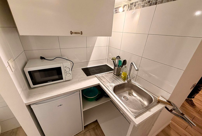 Cuisine Studio, 550 € charges comprises, 1 Pièce · 12 m² · Aix-en-Provence 13100 · Quartier Cours Mirabeau à Aix-en-Provence