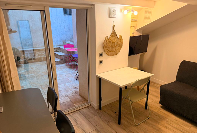 Salle de bain Studio, 550 € charges comprises, 1 Pièce · 12 m² · Aix-en-Provence 13100 · Quartier Cours Mirabeau à Aix-en-Provence