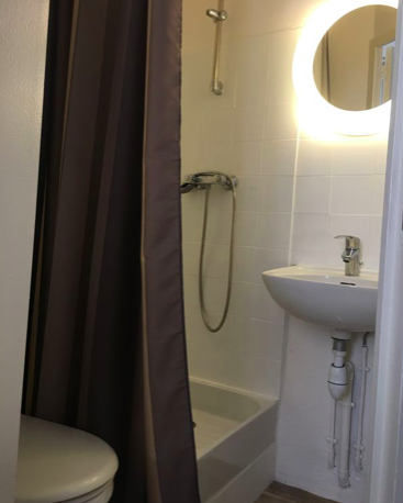 Salle de bain Studio, 480 € charges comprises, 1 Pièce · 10 m² · Aix-en-Provence 13100 · Quartier Centre historique à Aix-en-Provence