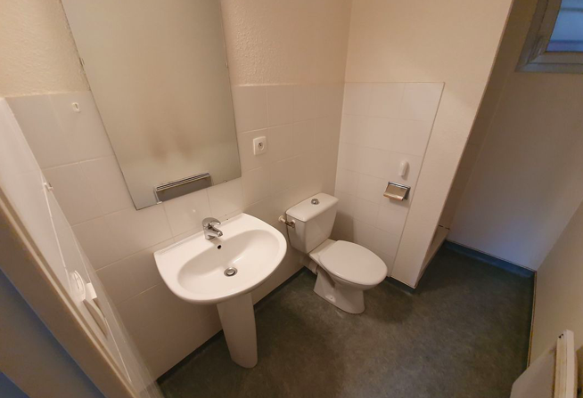 Salle de bain Studio, 472 € charges comprises, 1 Pièce · 21 m² · Gardanne 13120 · Quartier Montaiguet à Gardanne
