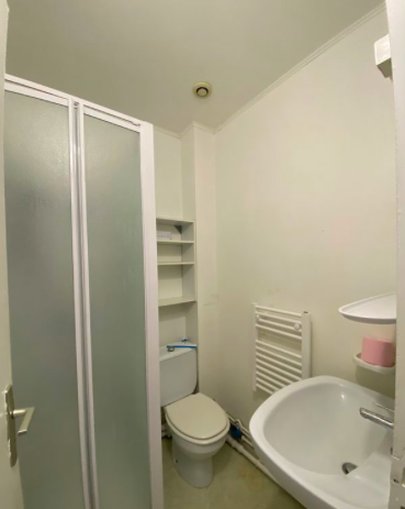 Salle de bain Studio, 480 € charges comprises, 1 Pièce · 18 m² · Amiens 80080 · Quartier Saint-Pierre à Amiens