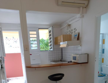 Salle de bain Studio, 500 € charges comprises, 1 Pièce · 20 m²· Fort-de-France 97200 · Quartier Fort-de-France à Fort-de-France