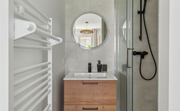Salle de bain Colocation 500 € charges comprises, 1 Pièce · 80 m² · Bron 69500 · Quartier Le Rafour à Bron
