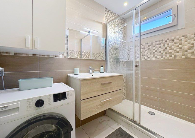 Salle de bain Studio 520 € charges comprises, 1 Pièce · 12 m² · Bron 69500 · Quartier 7 Chemins à Bron