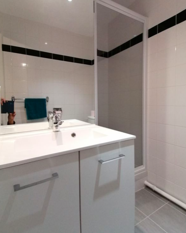 Salle de bain Studio 520 € charges comprises, 1 Pièce · 17 m² · Caen 14000 · Quartier Pierre Heuz à Caen