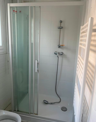Salle de bain Studio, 499 charges comprises, 1 Pièce · 19 m² · Perpignan 66000 · Quartier Las Cobas à Perpignan