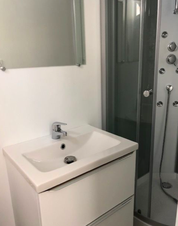 Salle de bain Studio 450 € charges comprises, 2 Pièces · 25 m² · Perpignan 66000 · Quartier Saint-Jean à Perpignan