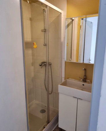 Salle de bain Studio 440 € charges comprises, 1 Pièce · 20 m² · Brest 29200 · Quartier Saint-Martin à Brest