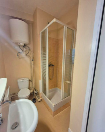 Salle de bain Studio 450 € charges comprises, 1 Pièce · 19 m² · Brest 29200 · Quartier Saint-Michel à Brest