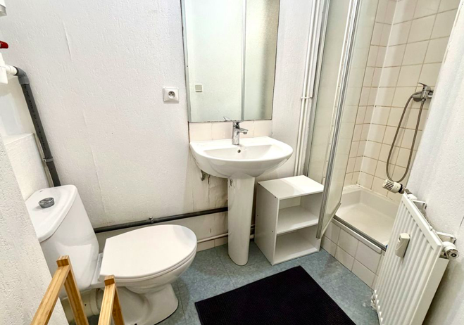 Salle de bain Studio 550 € charges comprises, 1 Pièce · 20 m² · Brest 29200 · Quartier Centre-ville - Triangle d'Or à Brest