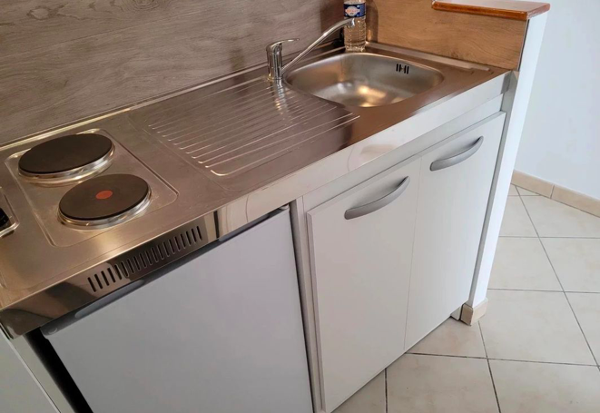 Salle de bain Studio 535 € charges comprises, 1 Pièce · 23 m² · Aix-en-Provence 13090 à Aix-en-Provence