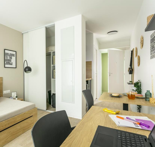 Salle de bain Studio 449 € charges comprises, 1 Pièce · 17 m² · Clermont-Ferrand 63000 · Quartier Chanteranne - La Glacière à Clermont-Ferrand