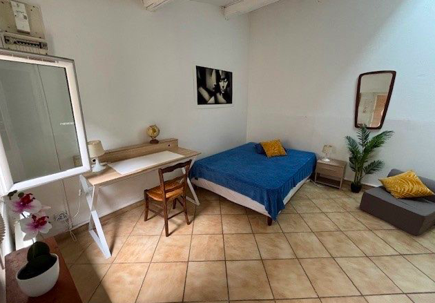 Chambre Studio 450 € charges comprises, 1 Pièce · 22 m² · Arles 13200 · Quartier Centre-ville à Arles