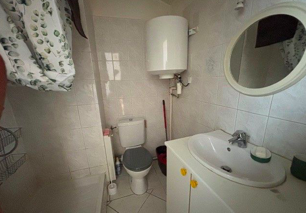 Salle de bain Studio 450 € charges comprises, 1 Pièce · 22 m² · Arles 13200 · Quartier Centre-ville à Arles