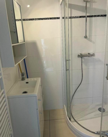 Salle de bain Studio 520 € charges comprises, 1 Pièce · 19 m² · Angers 49000 · Quartier Lafayette - Gare à Angers