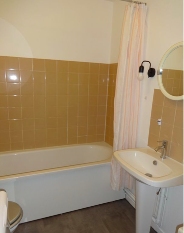 Salle de bain Studio 550 € charges comprises, 1 Pièce · 25 m² · Angers 49000 · Quartier Lafayette - Gare à Angers