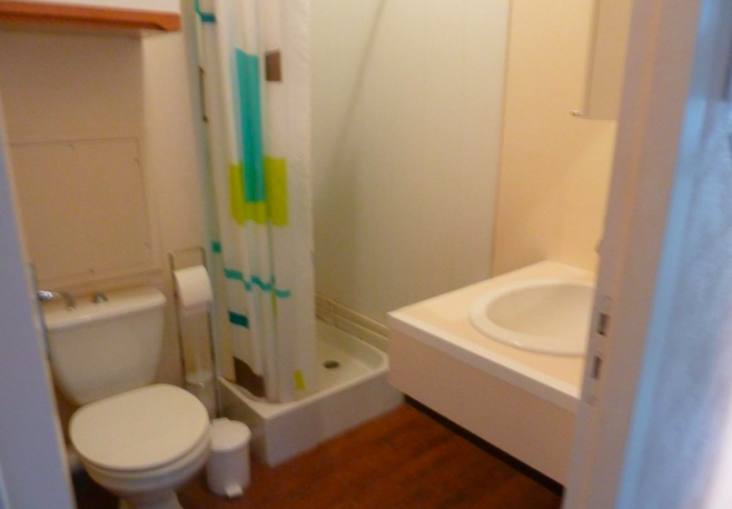 Salle de bain Studio 380 €, 1 Pièce · 18 m² · Cholet 49300 · Quartier Gambetta à Cholet