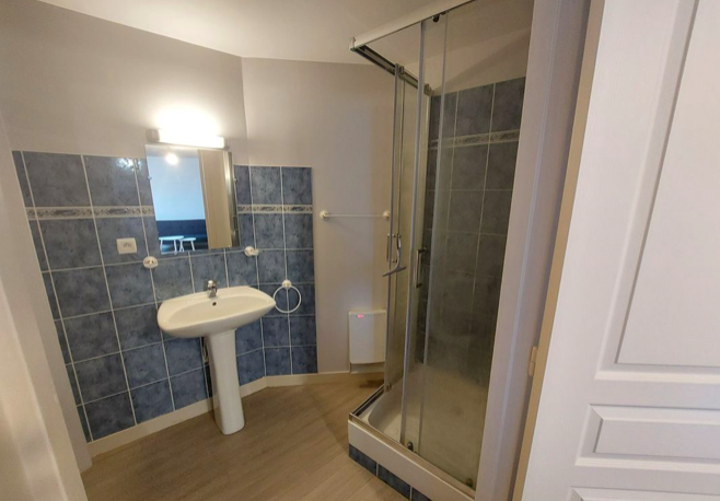 Salle de bain Studio 480 € charges comprises, 1 Pièce · 29 m² · Cholet 49300 · Quartier Gambetta à Cholet