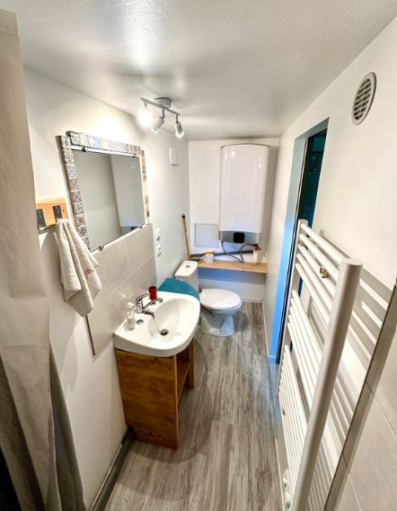 Salle de bain Studio 550 € charges comprises,1 Pièce · 20 m² · Caen 14000 · Quartier La Verte Vallée à Caen