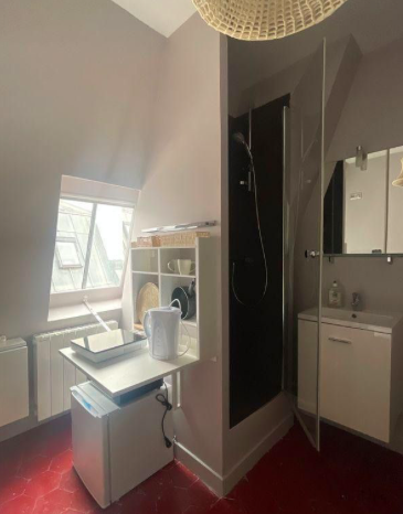 Studio 610 € charges comprises 1 Pièce, 9 m² · Paris 75008 · Quartier Saint-Lazare — Studio à Paris
